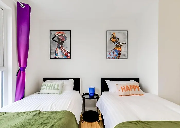 Prime Location, Panoramic City Views, Surround Balcony Near Train Stn - Central Luton