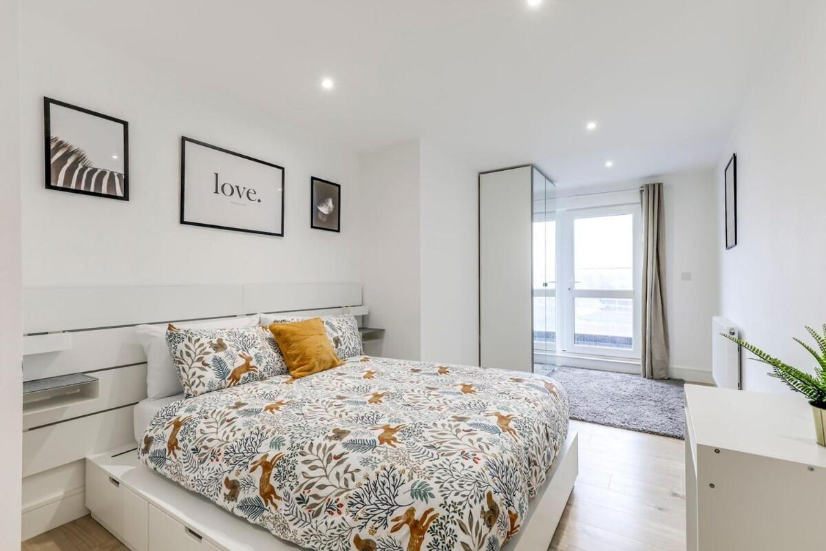 Prime Location, Panoramic Views, Surround Balcony Near Train Stn - Luton Luton (Bedfordshire)