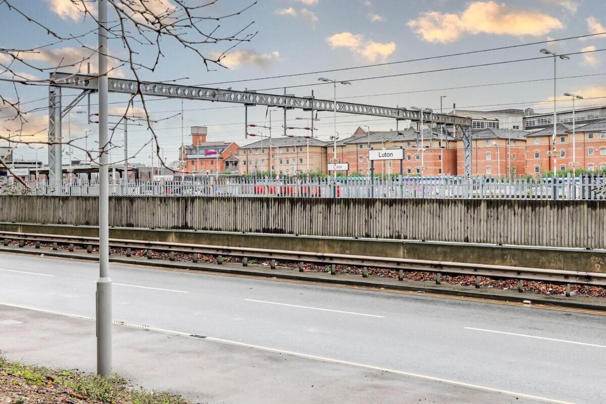 Prime Location, Panoramic Views, Surround Balcony Near Train Stn - Luton