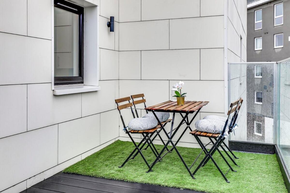 Prime Location, Panoramic Views, Surround Balcony Near Train Stn - Luton Apartment *