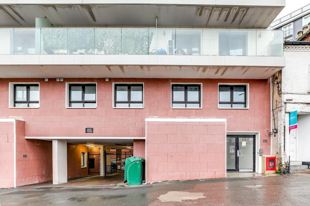 Apartment Prime Location, Panoramic Views, Surround Balcony Near Train Stn - Luton *