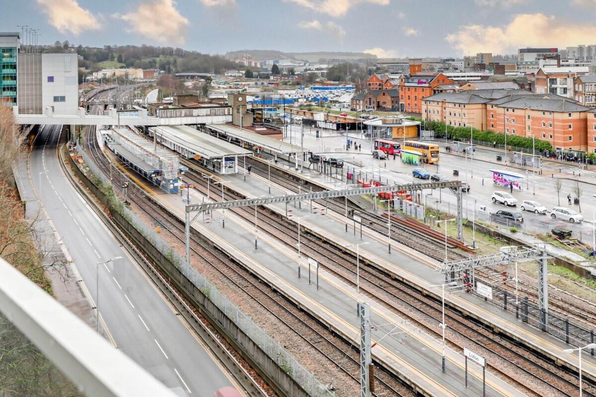 Prime Location, Panoramic Views, Surround Balcony Near Train Stn - Luton * Luton (Bedfordshire)