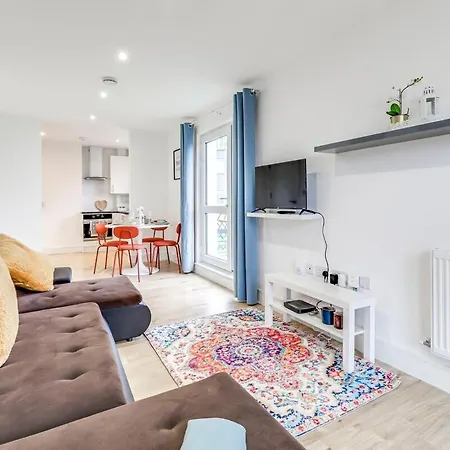 Prime Location, Panoramic City Views, Surround Balcony Near Train Stn - Central Luton Luton  Exterior photo