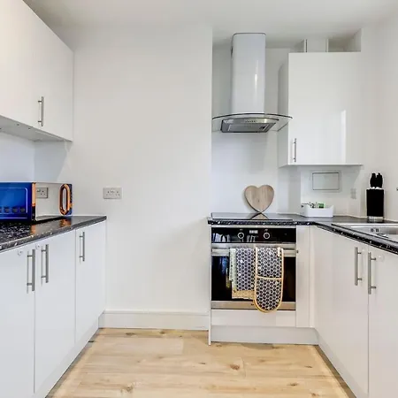 Prime Location, Panoramic City Views, Surround Balcony Near Train Stn - Central Luton Luton  Exterior photo