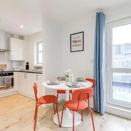 Prime Location, Panoramic City Views, Surround Balcony Near Train Stn - Central Luton Luton  Exterior photo