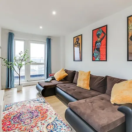 Prime Location, Panoramic City Views, Surround Balcony Near Train Stn - Central Luton Luton  Exterior photo