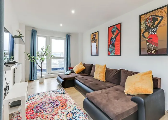 Prime Location, Panoramic City Views, Surround Balcony Near Train Stn - Central Luton