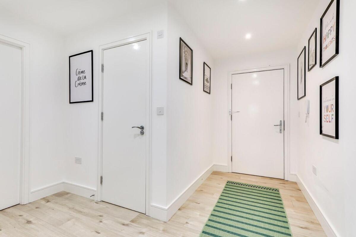 Prime Location, Panoramic Views, Surround Balcony Near Train Stn - Luton Apartment *