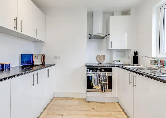 Prime Location, Panoramic City Views, Surround Balcony Near Train Stn - Central Luton