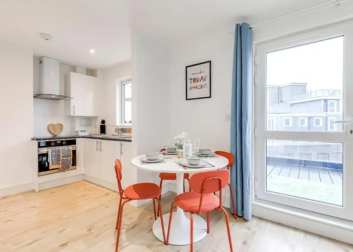 Prime Location, Panoramic City Views, Surround Balcony Near Train Stn - Central Luton