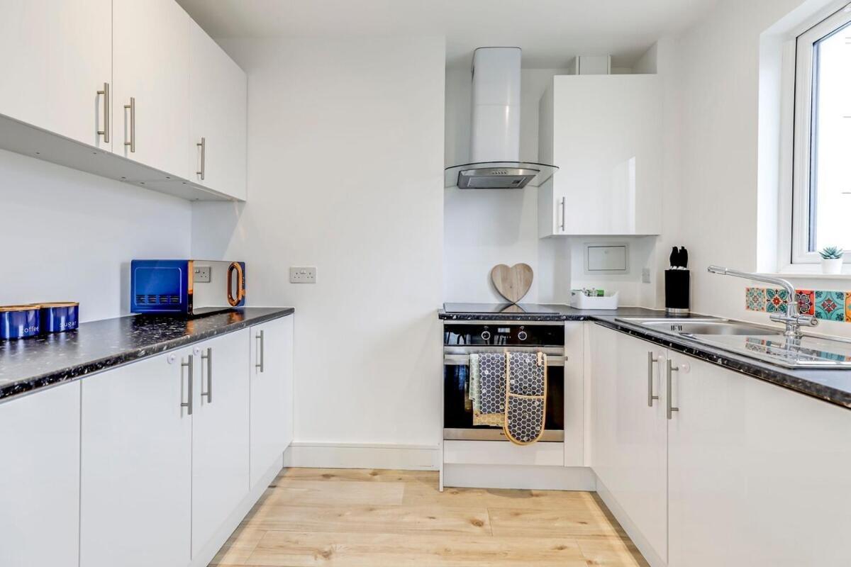 Prime Location, Panoramic Views, Surround Balcony Near Train Stn - Luton * Luton (Bedfordshire)