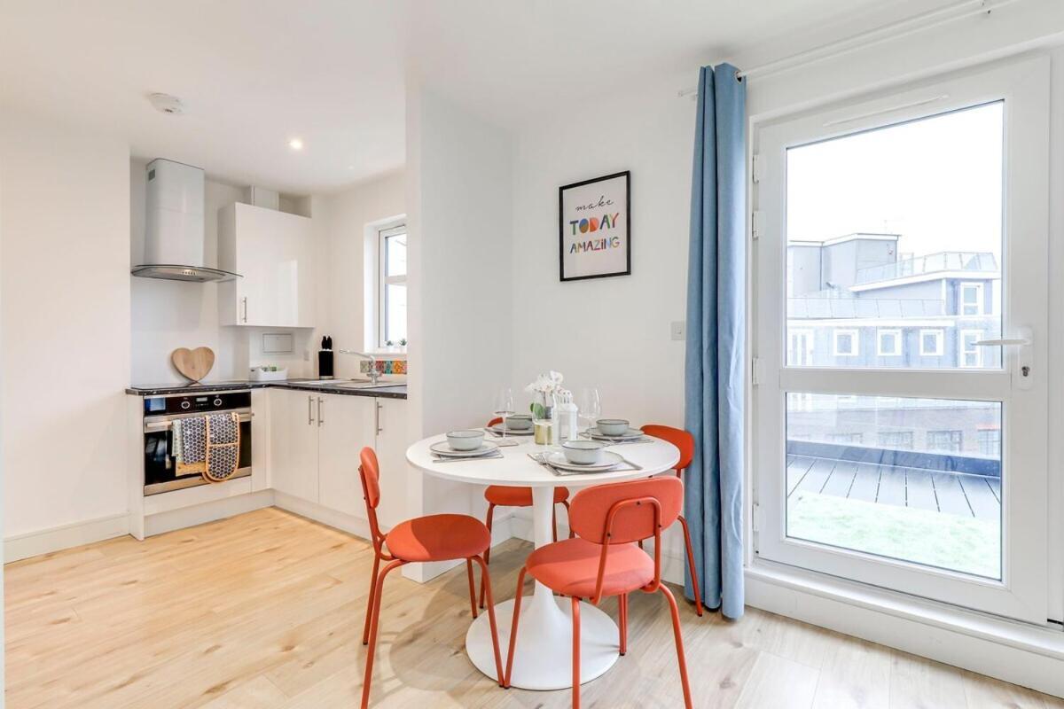 Prime Location, Panoramic Views, Surround Balcony Near Train Stn - Luton