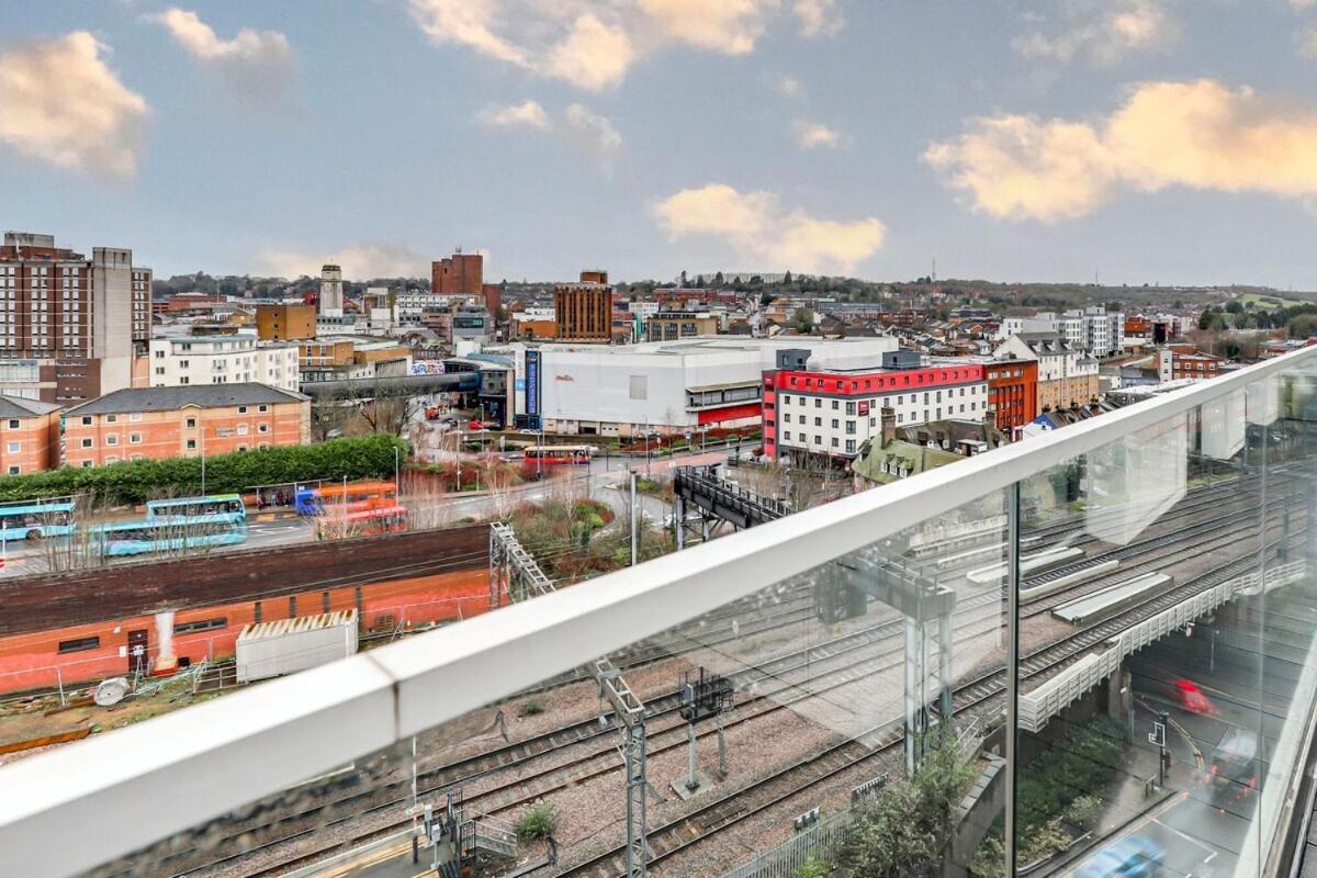 Apartamento Prime Location, Panoramic Views, Surround Balcony Near Train Stn - Luton