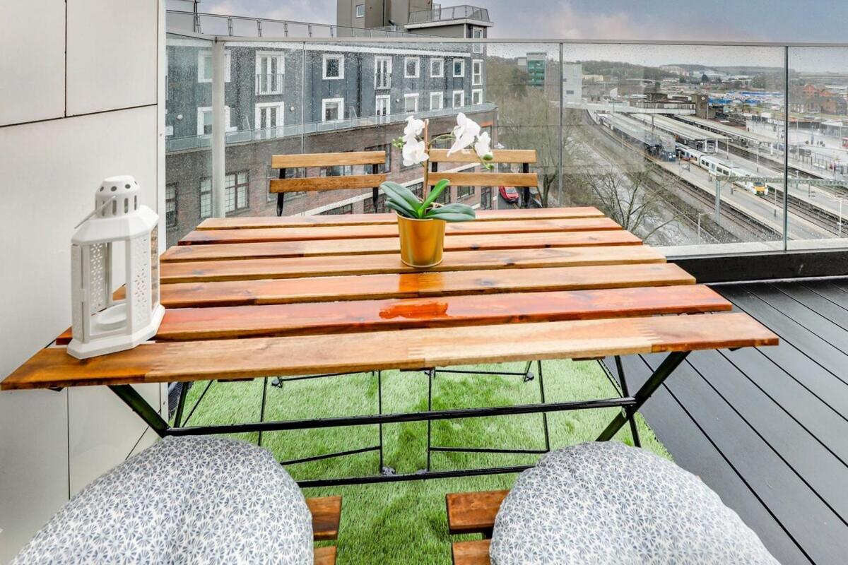 Apartamento Prime Location, Panoramic Views, Surround Balcony Near Train Stn - Luton